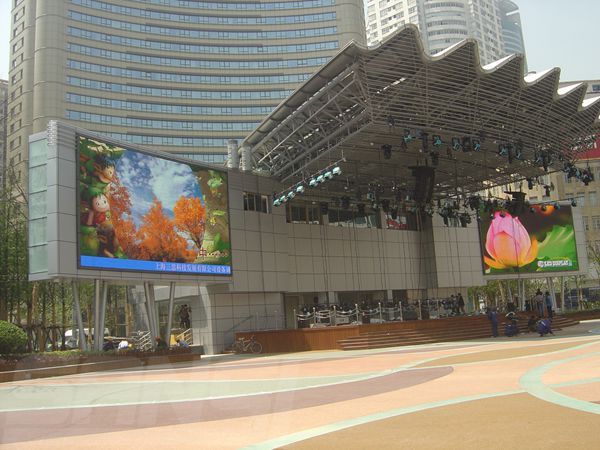 南京東路世（shì）紀廣場室外led全彩顯示屏