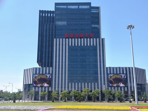 上海臨港金融大廈室外（wài）全彩led顯示屏