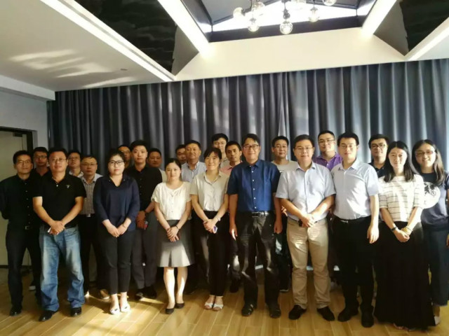 智慧（huì）的城市（shì）基礎設施主題沙龍合影