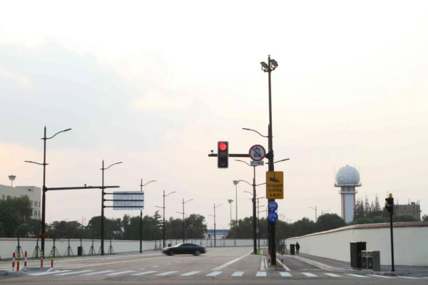 進口（kǒu）博覽會周邊道路多杆合一（yī）路燈