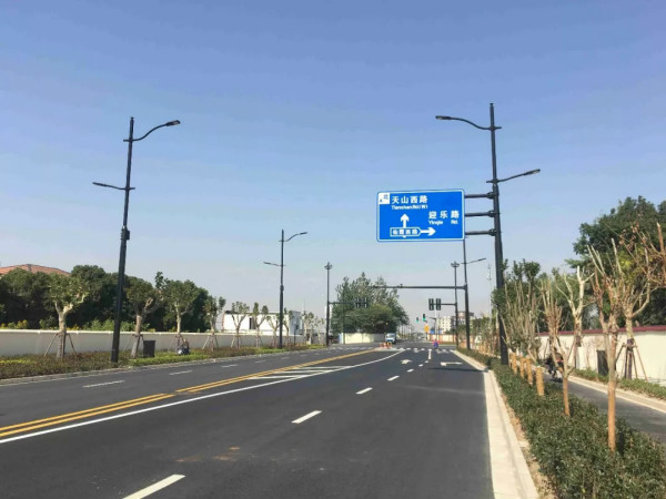 2018中（zhōng）國國際進口博覽會“多杆合一”