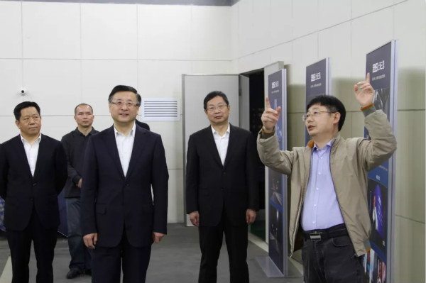 上海市委常委、市委（wěi）政法委書（shū）記陳寅（yín）（中）、閔行區區委書（shū）記朱芝鬆（右二）、區委常委（wěi）、政法委書記劉豫（yù）峰（左一）聽取上海婷婷婷影院總裁王鷹華（右一）介紹LED相（xiàng）關技術和產品