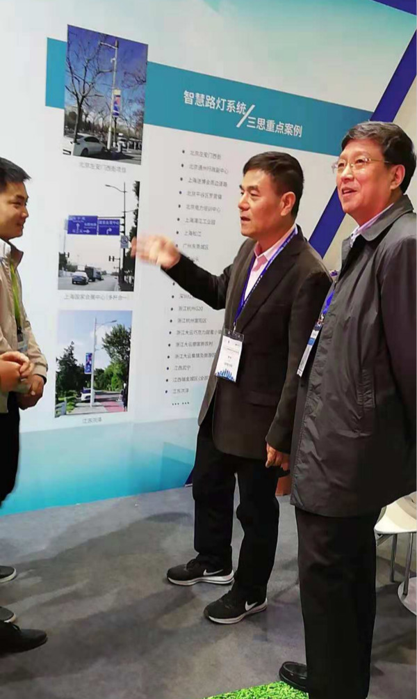 上海市綠色建築協會會長甘忠澤（中）與副會長兼秘書長許解良（右）