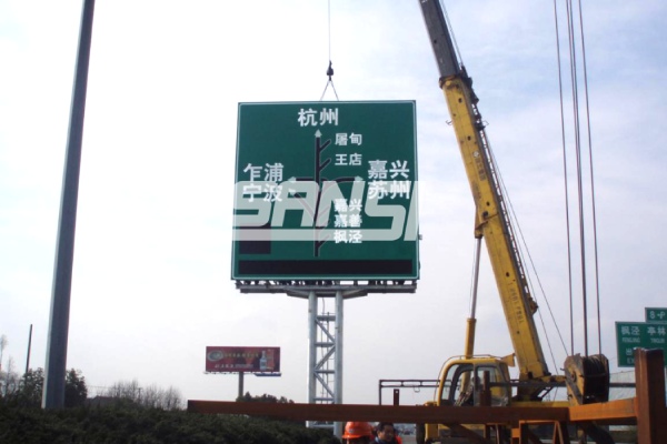 應（yīng）用於滬杭高速公路上的婷婷婷影院LED誘導屏