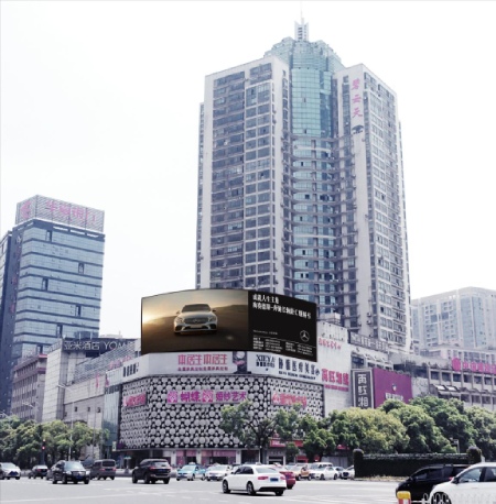 約500㎡ 長沙碧雲天大廈外全彩弧形屏（píng）