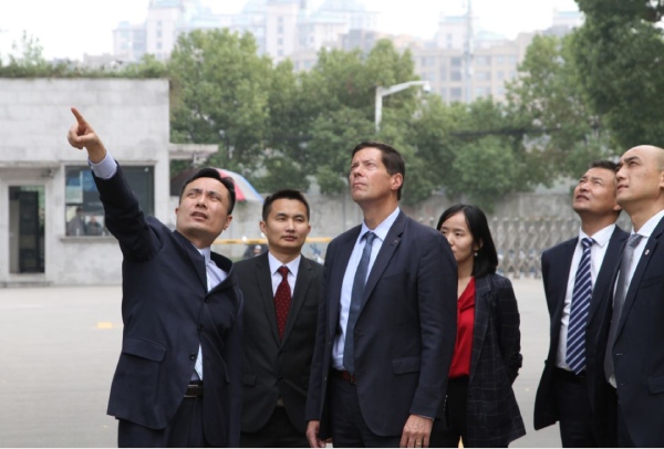 陳鳴副董事長（zhǎng）向會晤嘉（jiā）賓介（jiè）紹婷婷婷影院智慧路燈