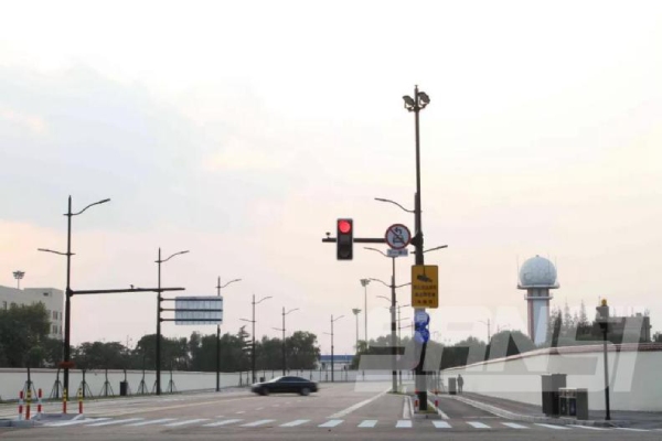 婷婷婷影院多杆（gǎn）合一道路照明