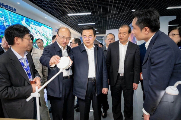 高興夫副省長一行觀摩三（sān）思（sī）智能家居照明產品