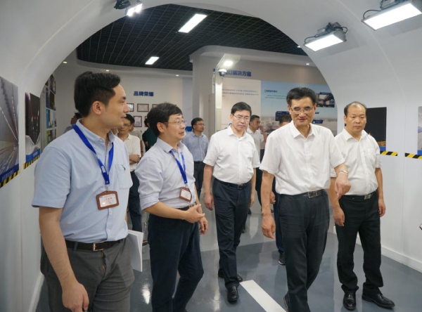 浙江省委常委、統戰部（bù）部長熊建平（右二）、金華市委書記陳龍（中（zhōng）），浦江縣委書記程天雲（右）