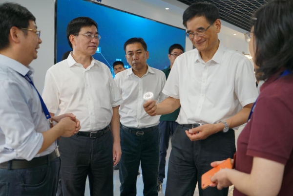 熊建平等領導一行仔（zǎi）細觀摩植物生長（zhǎng）燈