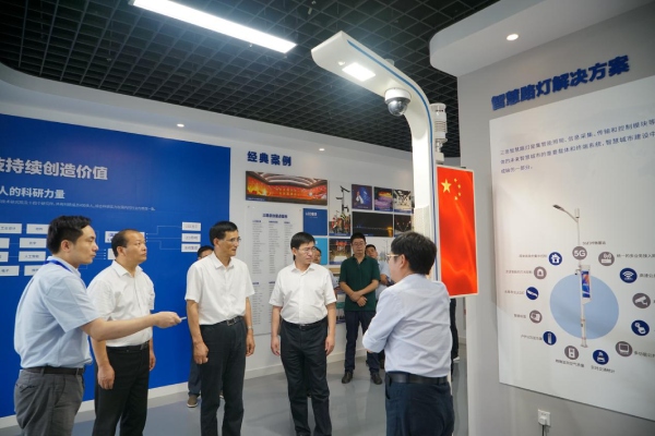 熊建平等領（lǐng）導一行觀摩智慧路燈