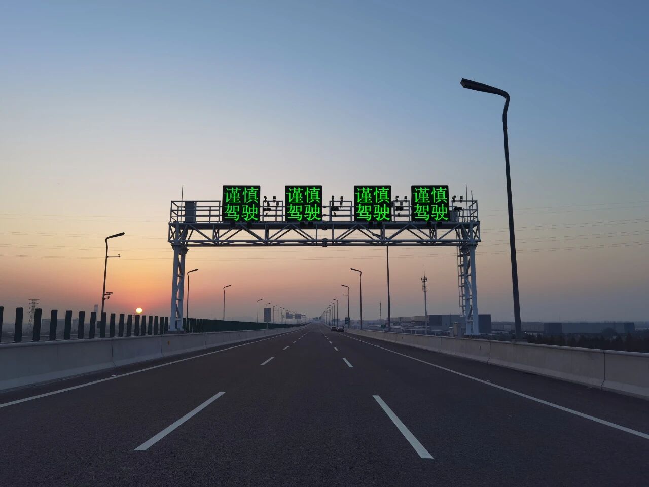 當我們追（zhuī）光時,也在追尋你,婷婷婷影院LED,照亮家國,同慶之（zhī）路